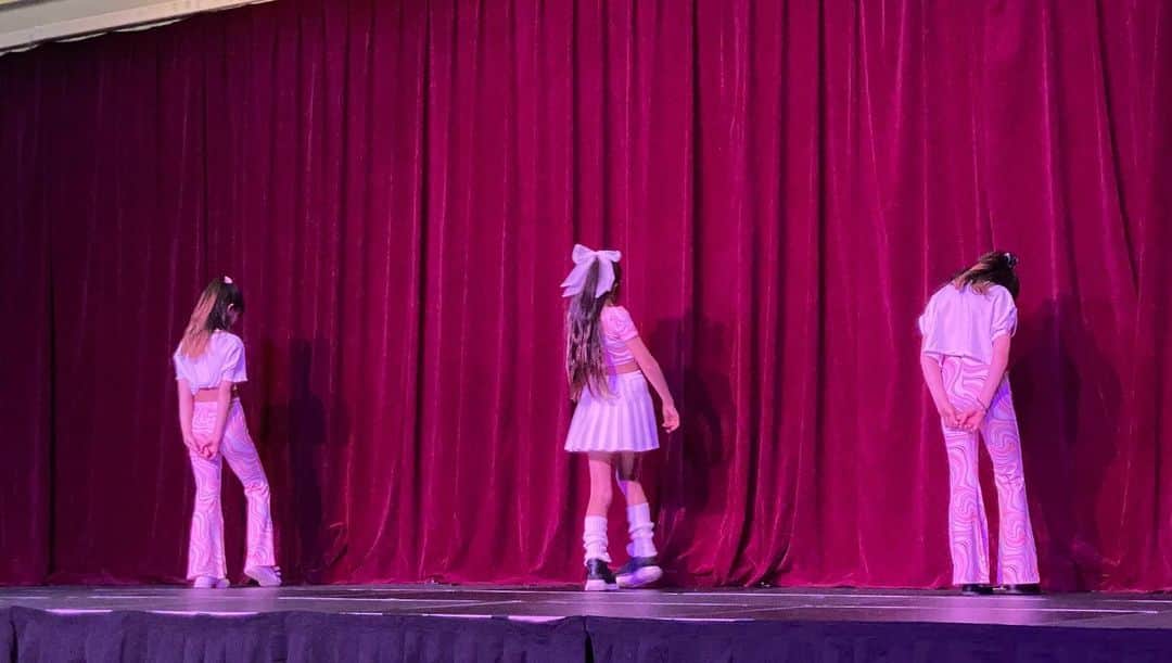 西山美希子さんのインスタグラム写真 - (西山美希子Instagram)「今日の夕方から、娘のスクールでタレントショーがありました。 タレント・ショーとは、 歌、ダンス、楽器演奏など、自分の得意な才能を 舞台で発表するアメリカの行事です。 今日は、オーディションで合格した生徒たちが、 隠れた才能を次々と披露しました😊 娘はニュージーンズのダンスをダンス仲間と披露。かなり緊張したらしいけど、ステージ慣れしたもんですw。日本では、得意技能を人前で披露することってあまりありませんが、子どもたちの自尊感情を高めるのに 役立ついい行事だなぁ と思いました😘」5月20日 0時09分 - mariaclove