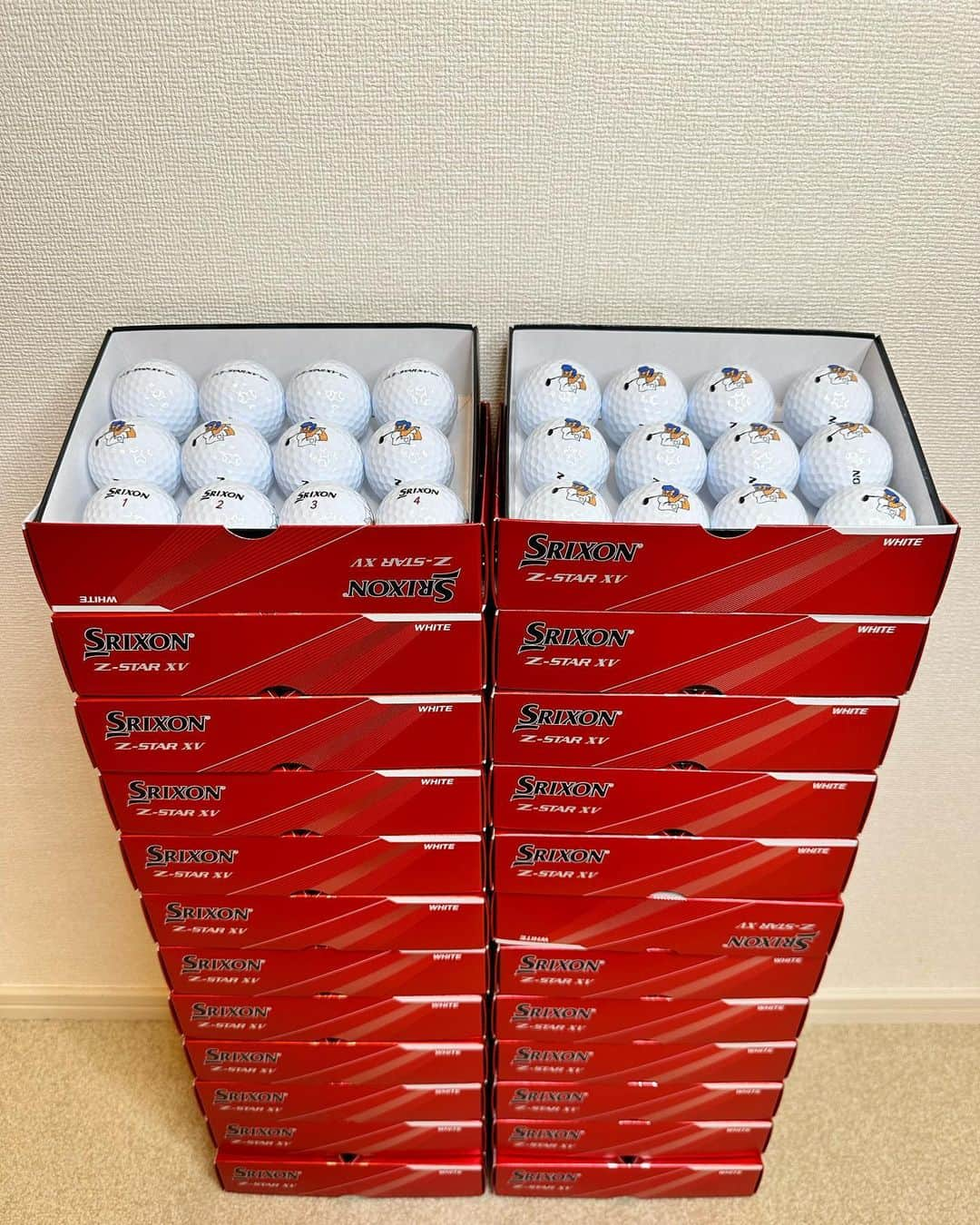 池谷幸雄のインスタグラム：「今年リニューアルされた、ダンロップのNEW SRIXON Z-STAR XVにユッキィマークが入ったボールが届きました❕⛳️ 発売前に3種類のサンプルを試打しましたが、やはり僕は松山君と同じXVが合っていました‼️  Z-STAR  Z-STAR XV Z-STAR ◆（ダイヤモンド）  ニューボール無くさないように頑張るぞー❗️  ダンロップ様、ありがとうございます🙇‍♂️ #ゴルフボール #ダンロップ #ZSTARXV #松山英樹 #畑岡奈紗 #小祝さくら」