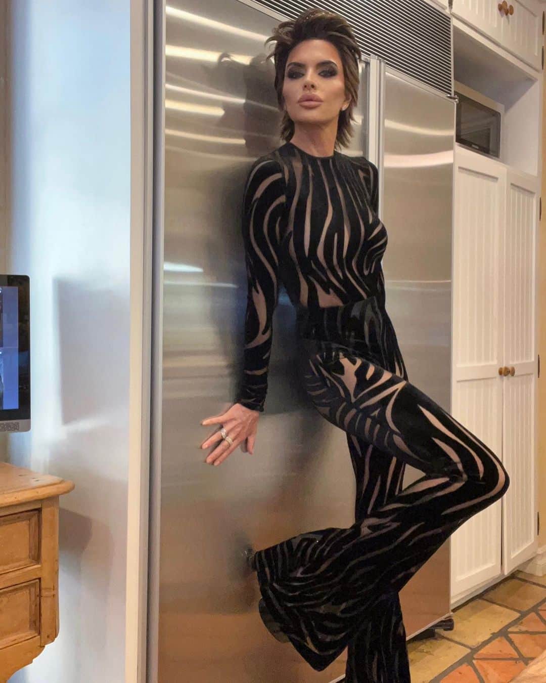リサ・リナのインスタグラム：「In @versace 🖤 Second slide I tried to duck walk, that’s as far as I got. 🦆😂」