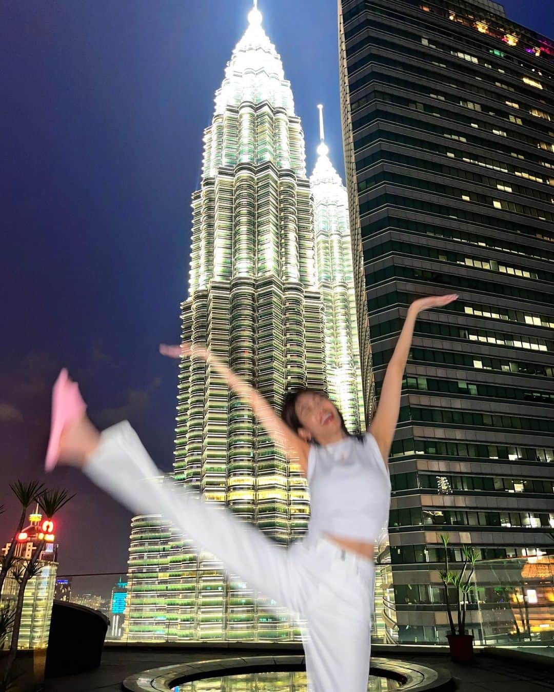 川口優菜さんのインスタグラム写真 - (川口優菜Instagram)「. Work the way how you feel. I’m free in many ways now💋💋  自分がやりたいように仕事をし責任も自分。 でもそれが新しい自分らしいありかたで楽しい😋🫰🏻🌈 自由って最高🤣🤣 #twintower  #malaysia #asiatravel  #holiday」5月20日 0時12分 - yuna.kawaguchi