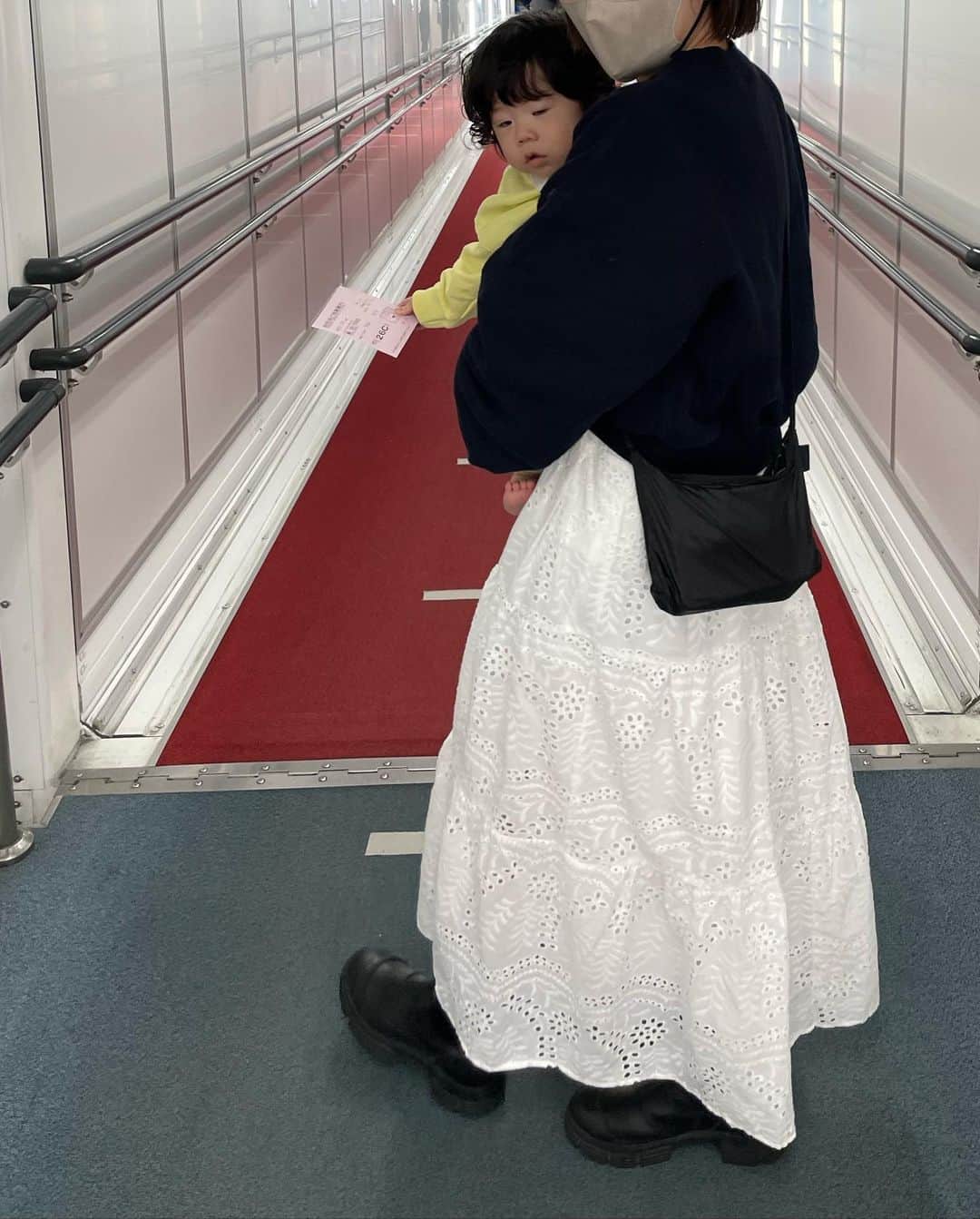 my9mj8のインスタグラム：「帰省&東京旅🌿 ⁡ 1日目 ⁡ 久々の飛行機で心配したけど 朝早い便だったので離陸したらすぐ寝てくれて 着くまで爆睡でした☺️ほっ ⁡ ⁡ 羽田着いてからまた長い移動だったけど 海外のマダムにあやしてもらったり 台湾ファミリーをカタコト英語で助けたり笑 （英語できないのが恥ずかしくなったからどうにか覚えたい、、、、） ⁡ りょうもう号でも爆睡してくれて 助かりましたよ〜👦🏻💛 ⁡ ⁡ この日は、初めておがさんの両親と会わせれて 初めての姪&甥（すでに5歳と3歳）にも会えました✨ パワフルで可愛かった〜！ 私は一人っ子なのでファミリーが増えて楽しくて💕 ⁡ ⁡ お天気も心配したけど 最高の旅行スタートでした☀️」