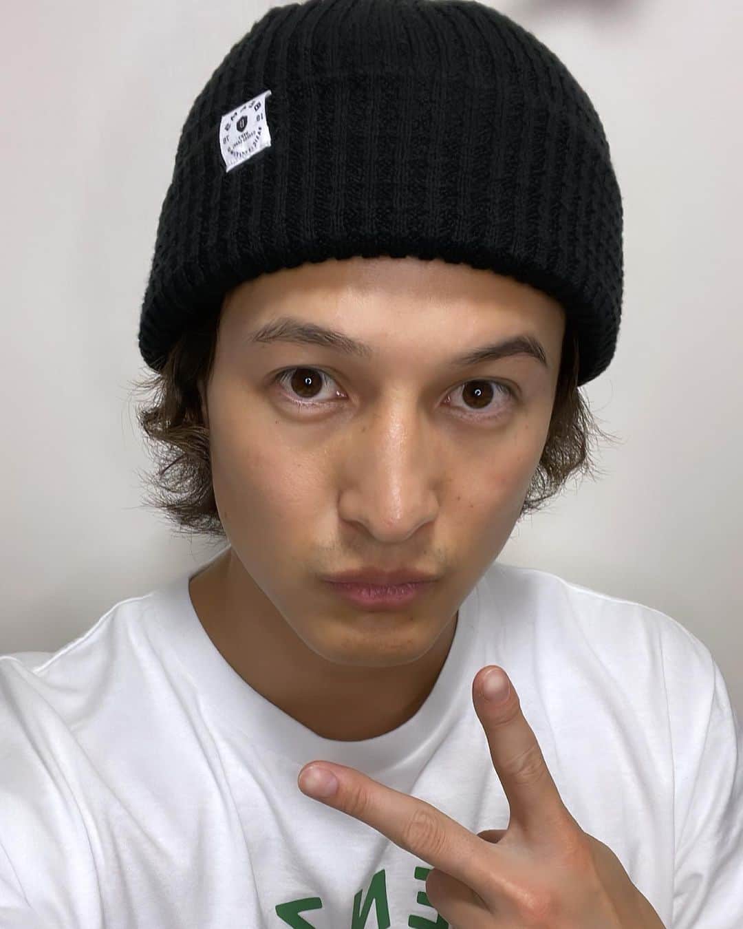 シュネルのインスタグラム：「写真がなくて36歳最後の写真です！笑  0時を過ぎて37歳になりました！ 音楽人生22年、、、楽しい事、辛い事、悔しかった事など他にもいろんな思い出や出来事があったけど、今も変わらずステージに立って歌を歌えてることに幸せを感じています。  これまで僕を支えてくれたファンや家族、仲間達には本当に感謝の気持ちでいっぱいです！  僕の音楽の道はまだまだ途中です 今年もその夢に向かって全力で頑張っていきたいと思います！  これからもどうぞシュネルをよろしくお願いします！」