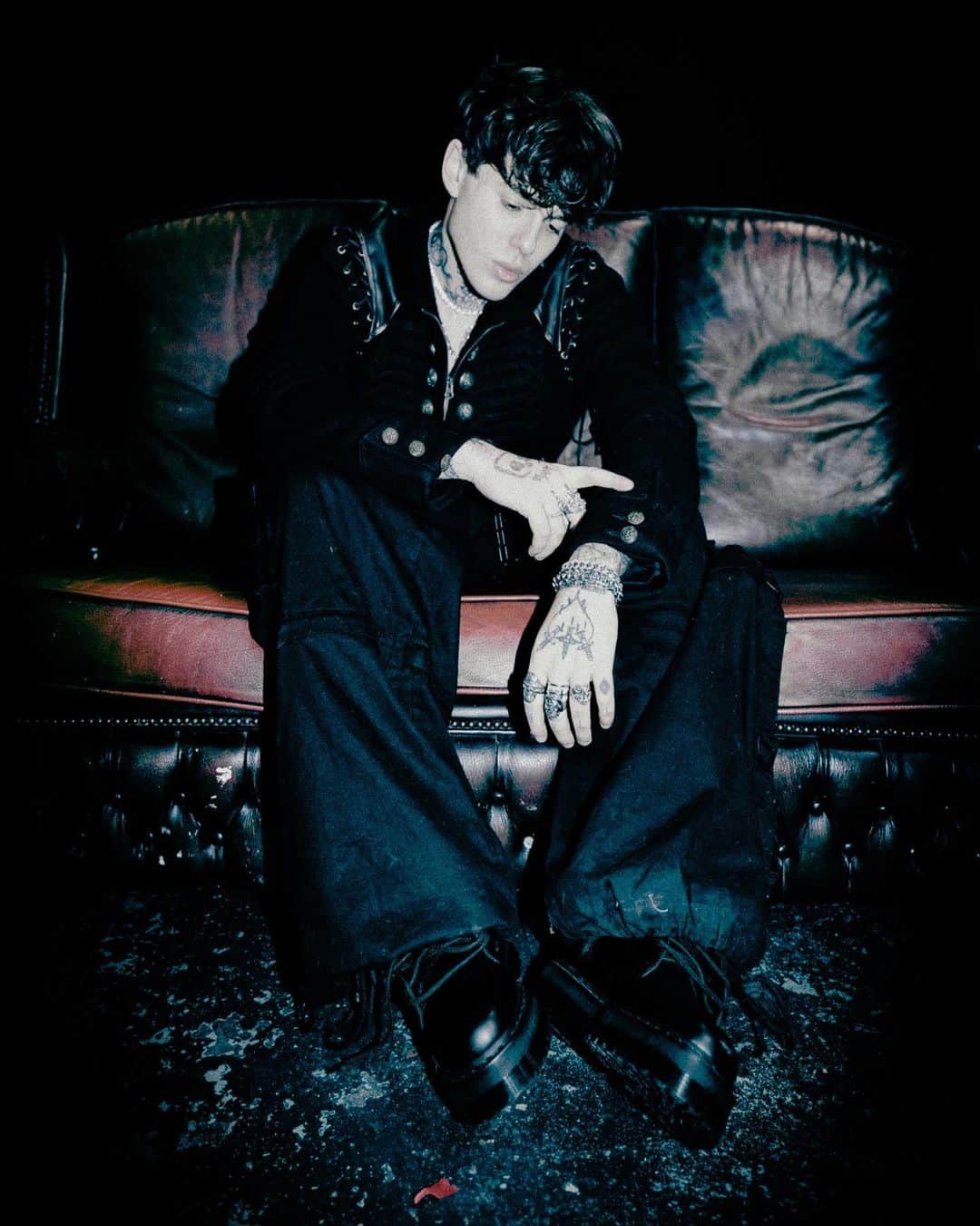Kerrang!のインスタグラム：「“I had to kind of kill the momentum that I had… but I’m not going to disappear again” 🖤  Following 2021 mixtape XFOREVER, Kid Brunswick had been earmarked as one of the most exciting young artists to watch. A messy label situation put a pause on things, but now he’s back with The Fall: Part 1 – and the promise that even more music is “consistently” on the way… 🔗  ✍️: @emmabwilkes 📸: @u.ltravi0lence」