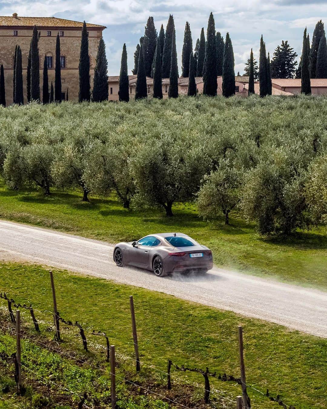 マセラティさんのインスタグラム写真 - (マセラティInstagram)「When time seems to stand still, there’s the full-electric GranTurismo Folgore to shake things up. An immediate 1,350 Nm of torque across all four wheels because grand touring is about the journey, not just the destination. GranTurismo. The Others Just Travel. #Maserati #MaseratiGranTurismo」5月21日 22時00分 - maserati