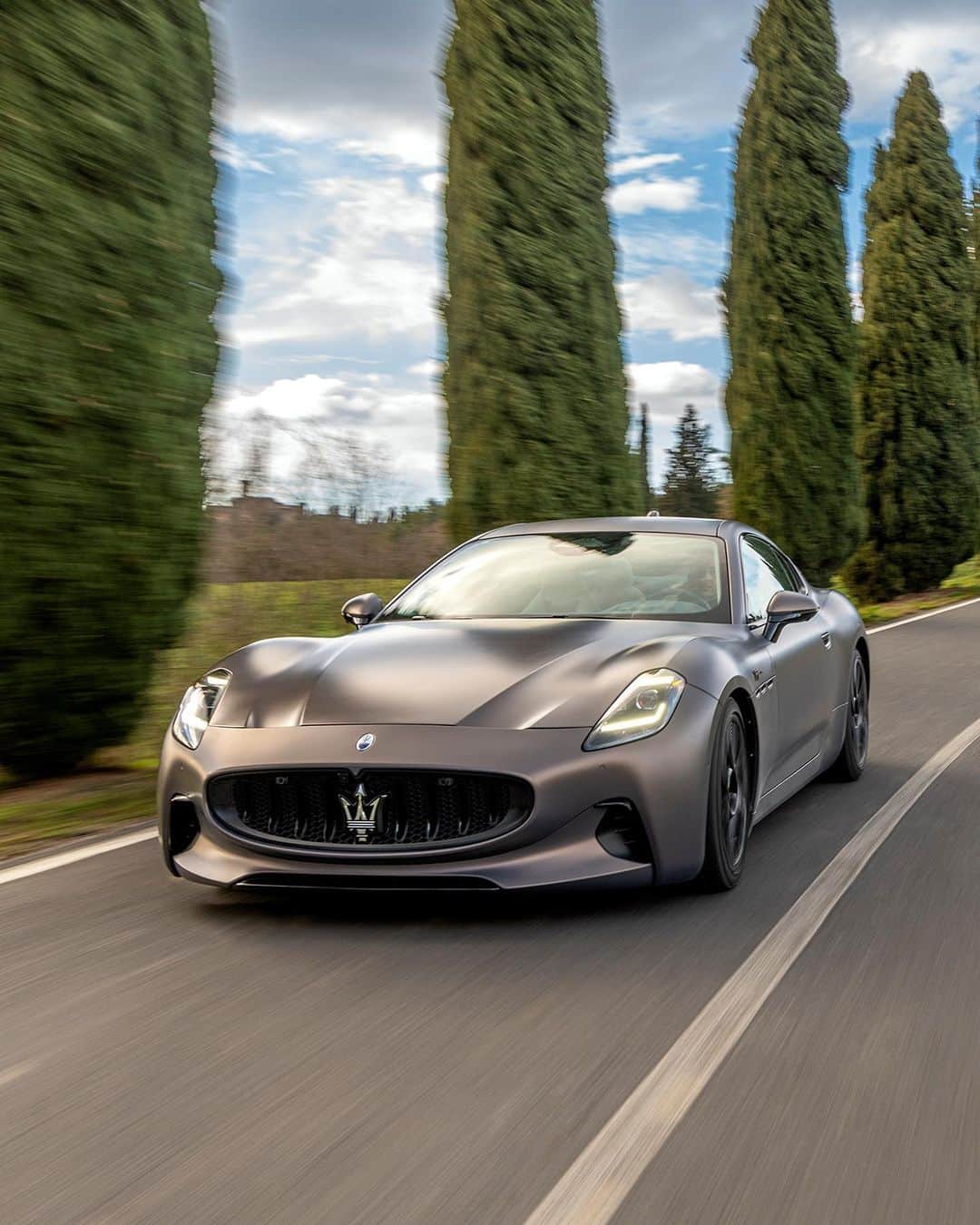 マセラティさんのインスタグラム写真 - (マセラティInstagram)「When time seems to stand still, there’s the full-electric GranTurismo Folgore to shake things up. An immediate 1,350 Nm of torque across all four wheels because grand touring is about the journey, not just the destination. GranTurismo. The Others Just Travel. #Maserati #MaseratiGranTurismo」5月21日 22時00分 - maserati