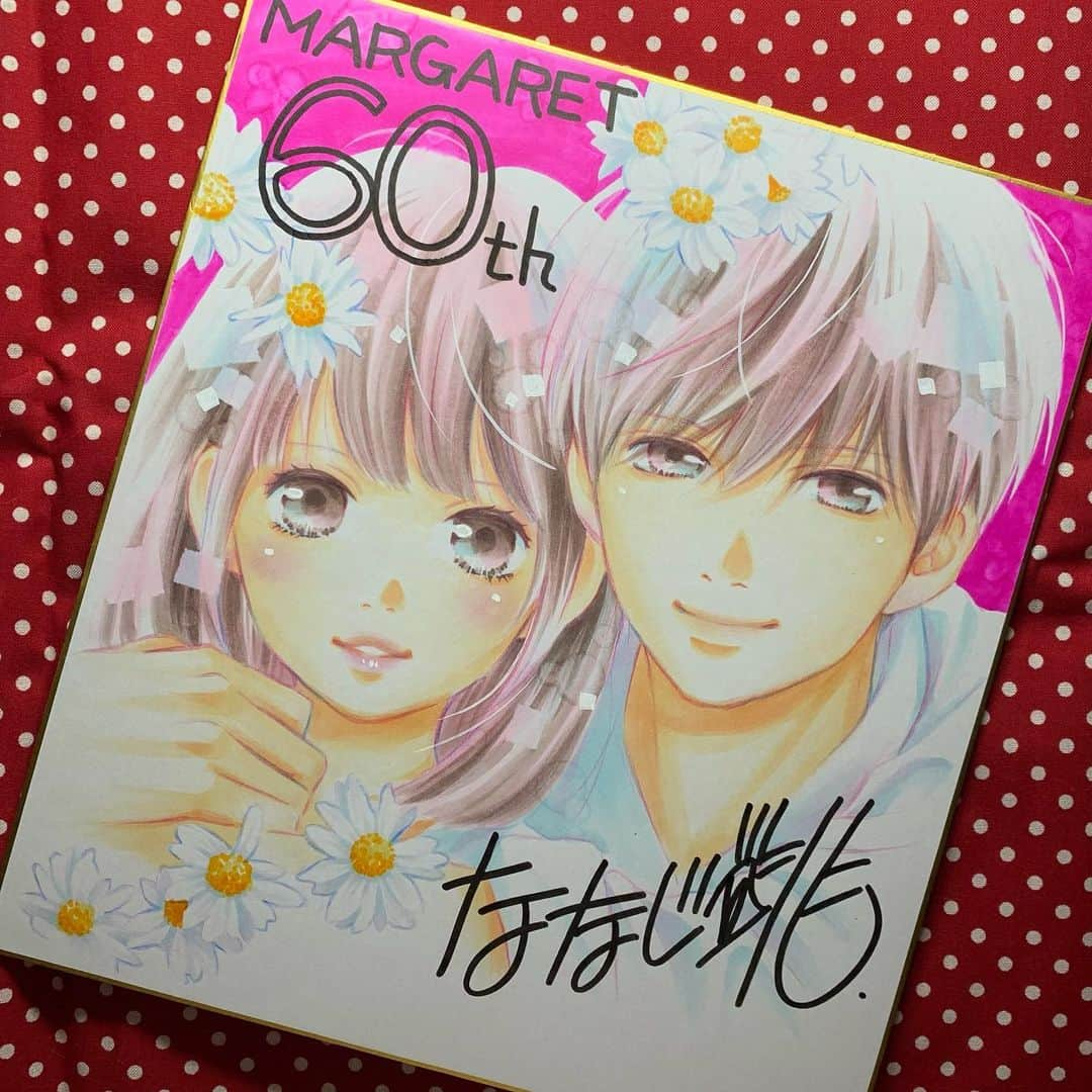 ななじ眺のインスタグラム：「ご無沙汰しております。ななじ眺です。  マーガレット12号、創刊60周年記念サイン色紙プレゼント企画に私も描かせていただきました！ 『ふつうの恋子ちゃん』のふたりです。 よかったらご応募ください🌸 しめきりは2023年6月4日(日)。  シールもかわいい〜✨  それにしても久々のコピックちょっと緊張した〜！  #マーガレット12号 #マーガレット60周年 #ななじ眺 #ふつうの恋子ちゃん  #サイン色紙」