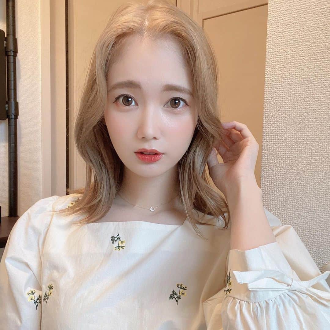 野田真実のインスタグラム：「． ． ． hair change🤍 ． ． 髪色明るくしました！ どうでしょうか…😳 ． ．  #ヘア #ヘアカラー #ベージュカラー #ハイトーン」
