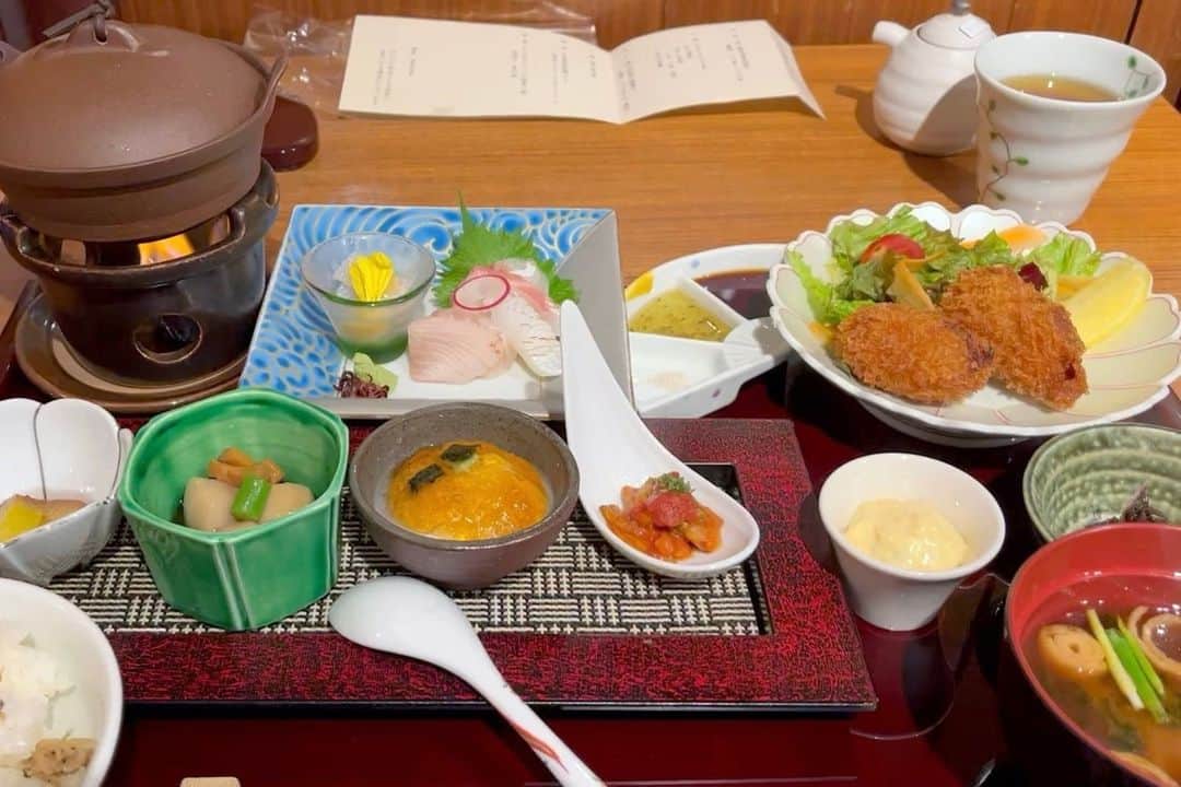Cooking with Dogさんのインスタグラム写真 - (Cooking with DogInstagram)「Chef enjoys the Hiroshima Feast Set at Ochi Kochi, the Hiroshima Brand Shop TAU in Ginza! 👩‍🍳😋 銀座のひろしまブランドショップTAUの遠音近音（をちこち）で広島三昧御膳いただきました! 🍱 #hiroshima #広島」5月20日 0時30分 - cookingwithdog