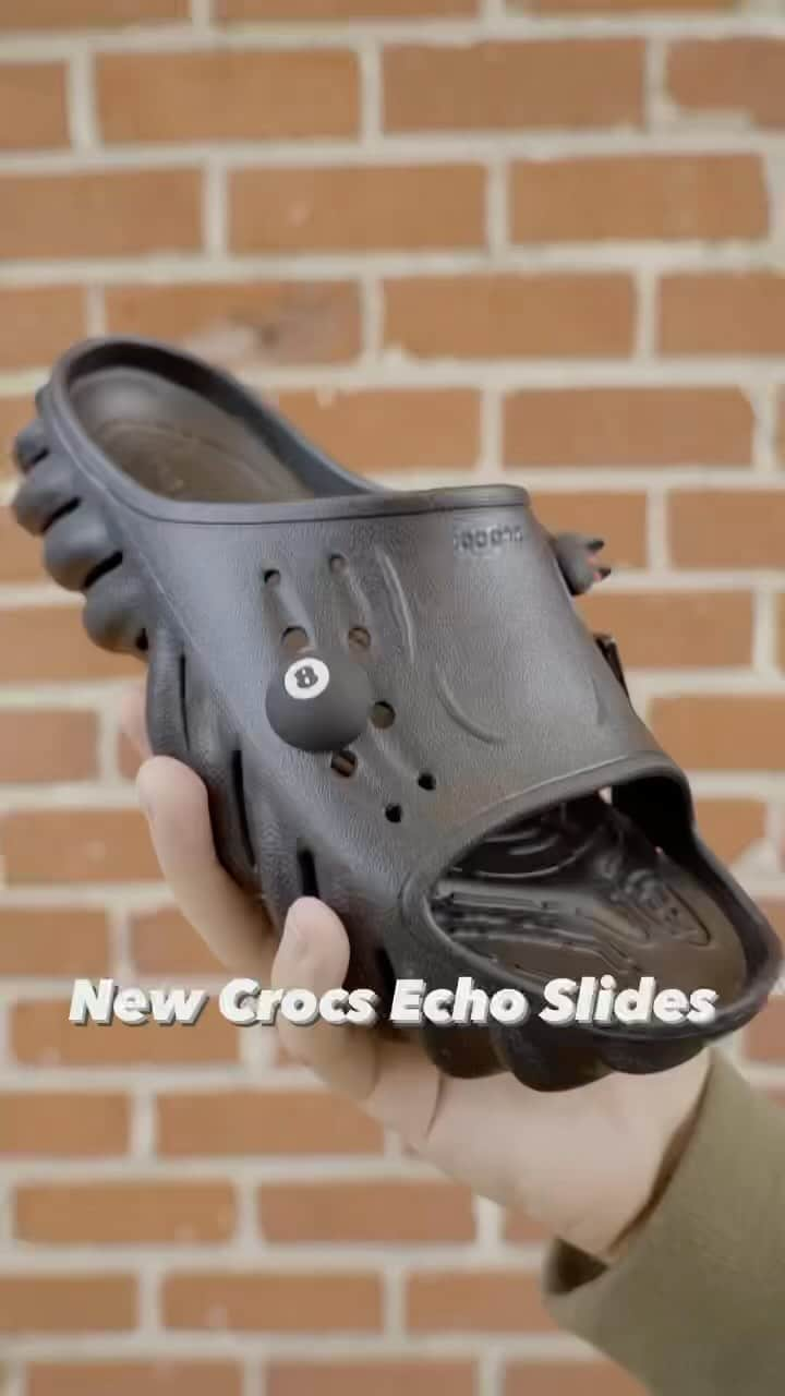 クロックスのインスタグラム：「Let’s take a closer look at the Echo Slide… What color is on your wishlist?」