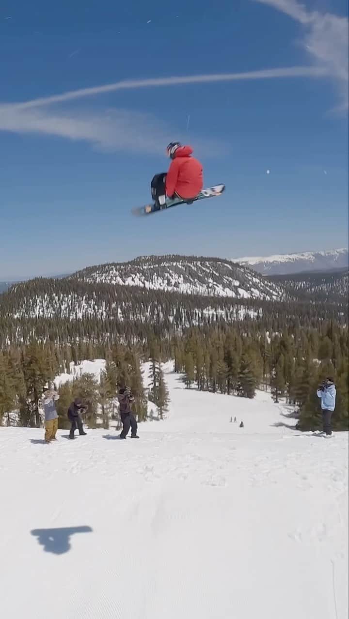 アナログクロージングのインスタグラム：「@jakecanterr joins the 1800° club 🔄  📍 @redbullsnow session at @mammothmountain  🎥  @dogprty  #Burton  #Snowboarding」