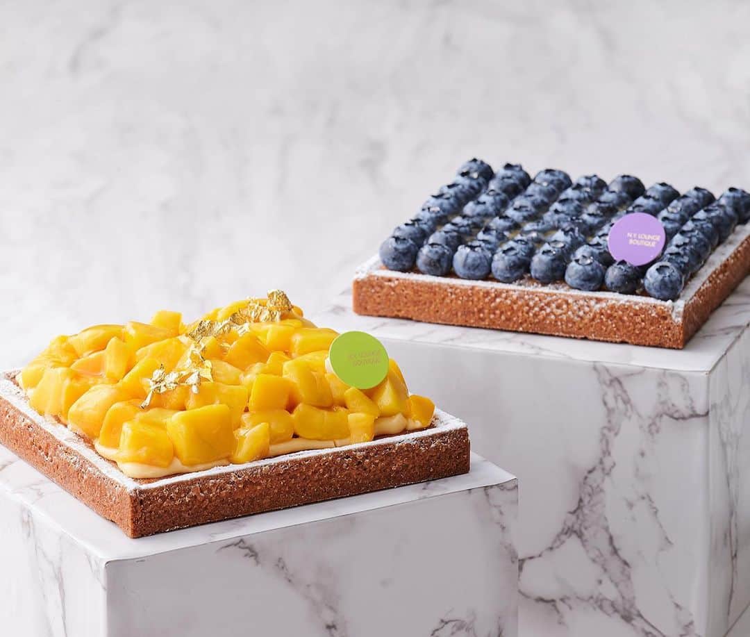 InterContinental Tokyo Bayさんのインスタグラム写真 - (InterContinental Tokyo BayInstagram)「. N. Y. Lounge Boutique offers two kinds of fruit tarts freshly crafted by our pastry chefs using seasonal ingredients. Mango Tart - an incredible treat assembled with fresh mango, featuring a delicate and gently sweet flavor Tart Myrtille - made with custard cream and fresh blueberries over a crunchy tart base Drop by the shop for a glimpse of our homemade delicate tarts and select one for a special gathering or share with your family and friends.  N.Y.ラウンジブティックでは季節によって様々なフルーツタルトをご用意しております。 現在、「タルトマンゴー」と「タルトミルティーユ」の2種を販売中です🥧  どちらもサクッとしたタルト生地の上に、クリーミーなカスタードをぬり、これから旬のマンゴーとブルーベリーをふんだんにのせた贅沢なケーキに仕上げました。  手土産やご自宅でのパーティー、お祝いの会などにぜひご利用ください。  ※ご予約はご利用日の7日前まで可能です。  #Intercontinentaltokyobay #Intercontinental  #インターコンチネンタル東京ベイ  #ホテルインターコンチネンタル東京ベイ  #nyラウンジブティック #nyloungeboutique #tarymango #tartemyrtille  #タルトマンゴー #タルトミルティーユ #mango #myrtiile  #マンゴー #ミルティーユ #seasonalcake  #シーズナルケーキ」5月20日 0時44分 - intercontitokyobay