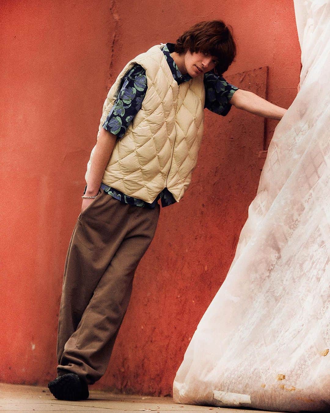 ガーブストアのインスタグラム：「Spring/Summer 2023 Editorial⁠ ⁠ Lensed by London/Manchester-based photographer Niall Hodson, our Spring/Summer 2023 editorial showcases standout pieces from the seasonal collections of our three in-house brands: Garbstore, The English Difference and Home Party. Shot in and around our local Portobello area, the playful images integrate the store's cult-classic and up-and-coming labels, including Kapital, Stüssy, HERILL and Athletics Footwear.⁠ ⁠ 📸 @niallhodsonphotography⁠ See the full editorial, link in bio.」