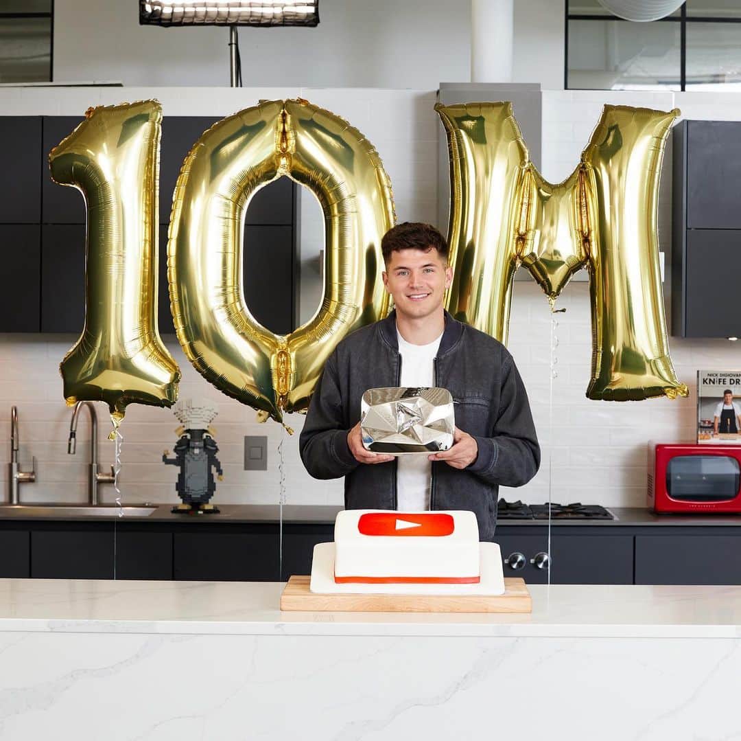 YouTubeさんのインスタグラム写真 - (YouTubeInstagram)「I woke up today to the best birthday surprise ever. I am so proud to say that we’ve officially reached 10 million subscribers on YouTube. All I’ve ever wanted to do is inspire others to be fearless in the kitchen, and I’m grateful to do exactly that, each and every day. Thank you for allowing me to do what I do.」5月20日 1時03分 - youtube