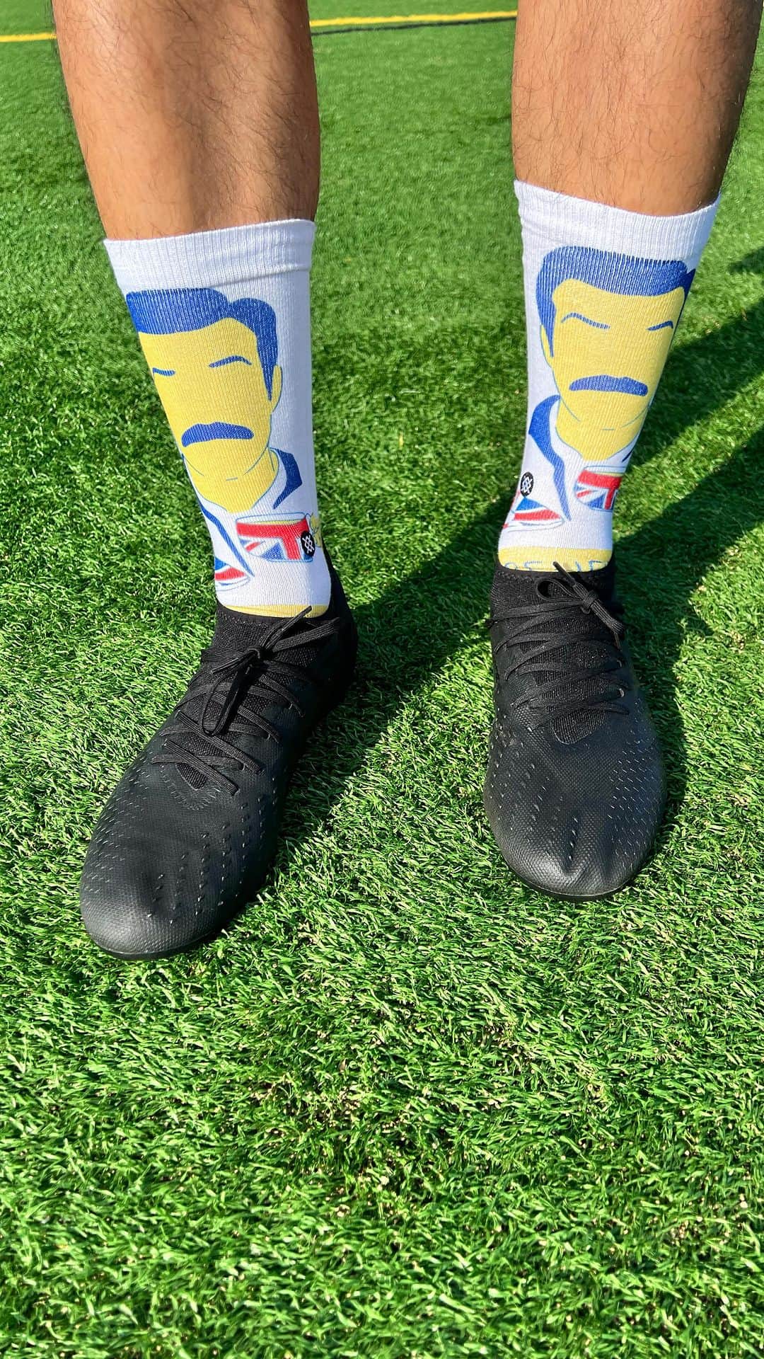 Stanceのインスタグラム：「B E L I E V E ⚽️🧦📺  Back in stock with a new style to boot, we’re hitting the field with everyone’s favorite football coach Ted Lasso.  Shop the latest in our link in bio. 🔗  #stancesocks #tedlasso #stitcheddifferent」