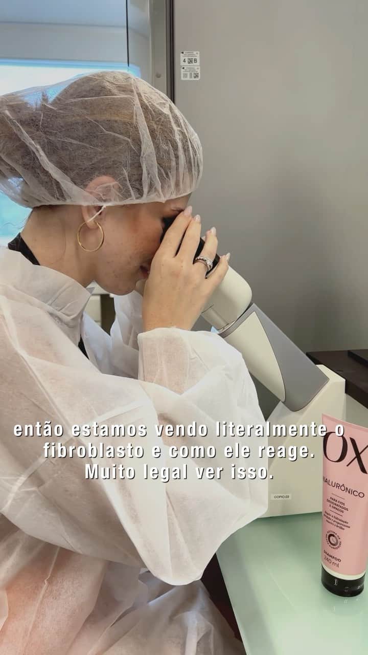 マリ・マリアのインスタグラム：「Conhecendo mais a fundo o Sistema OX Beleza Duradoura que é resultado de muitos testes, pesquisas e estudos. No início de maio eu fui pra Barcelona com a @oxcosmeticos para entender tudo isso na prática, em uma super imersão no laboratório! E não é que aprendi direitinho? 🧡  #laboratorio #oxcosmeticos #VemComOX」