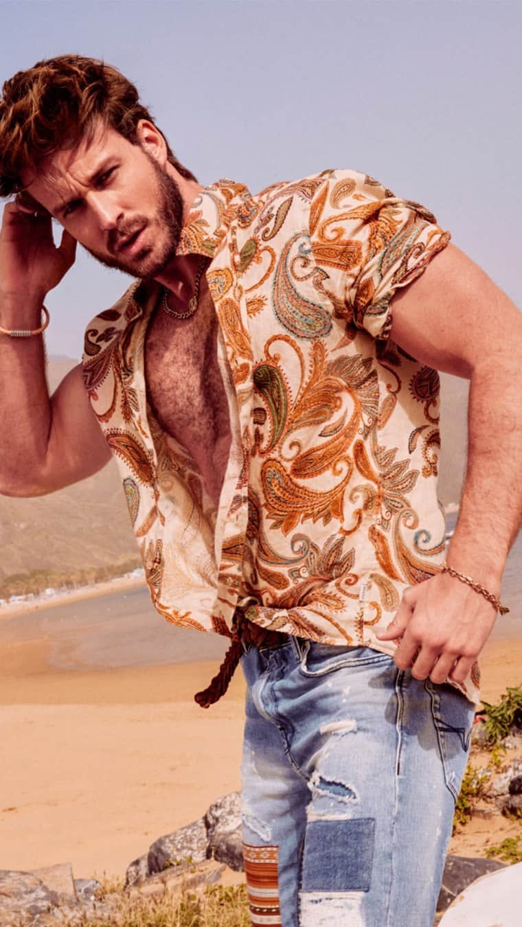 ゲスのインスタグラム：「In a summer haze. Discover the latest collection. #LoveGUESS」