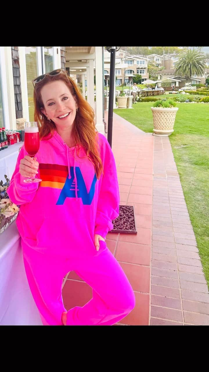 エイミー・デビッドソンのインスタグラム：「Oh, just wishing I was still at the @pura event in my @aviatornation sweats, sipping a glass of pink champagne -– I believe the mixer was prickly pear cactus juice, delish 😋 and doing yoga at the gorgeous @montagelaguna resort in Laguna Beach with one of my loves @mel.scharf27 🥂 Instead I’m at the airport and flight is delayed! But…soon🤞🏻🤞🏻 off to a fun 24 hour adventure with my besties!!!!😃」