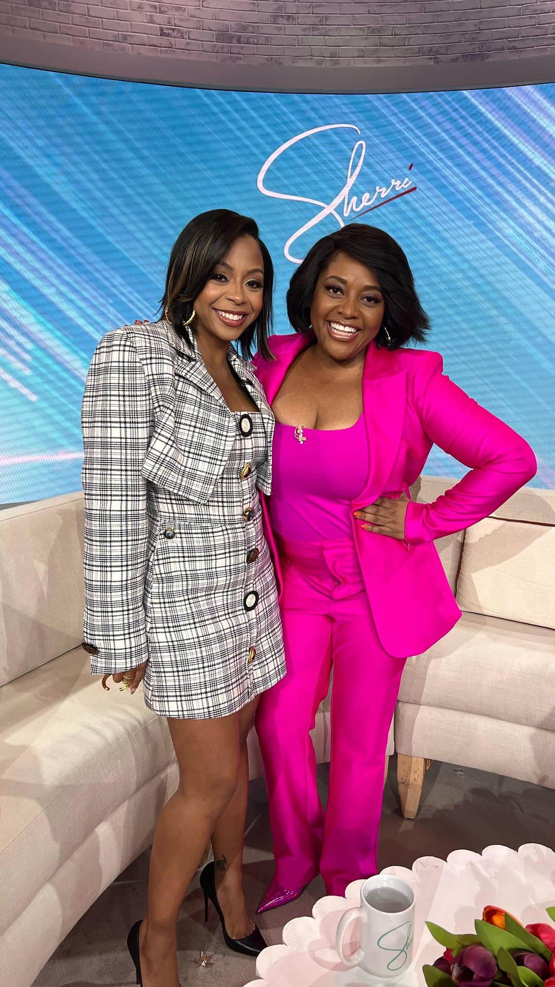 のインスタグラム：「Press Day for @runtheworldstarz season 2 in NYC! Thanks @sherrishowtv & @entertainmenttonight 💜❤️  Hair @yanceyedwards Makeup @reneegarnes  Stylist @reginaldreisman  Tailor @matthewreisman  Dress @harbison.studio  Shoes @louboutinworld   📸 @sonejr」