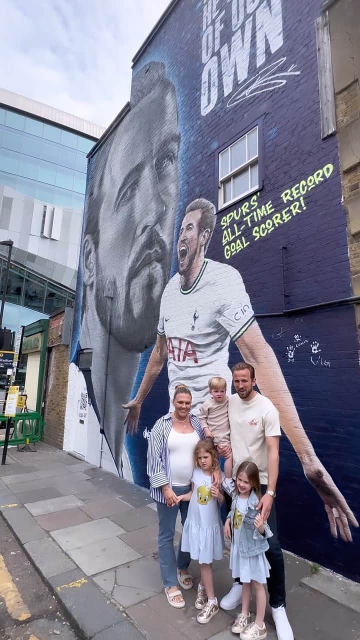 ハリー・ケインのインスタグラム：「A great day with the family hand printing on the mural at the stadium. Special moments to mark an achievement which makes me very proud. 💙  🎨 @murwalls」