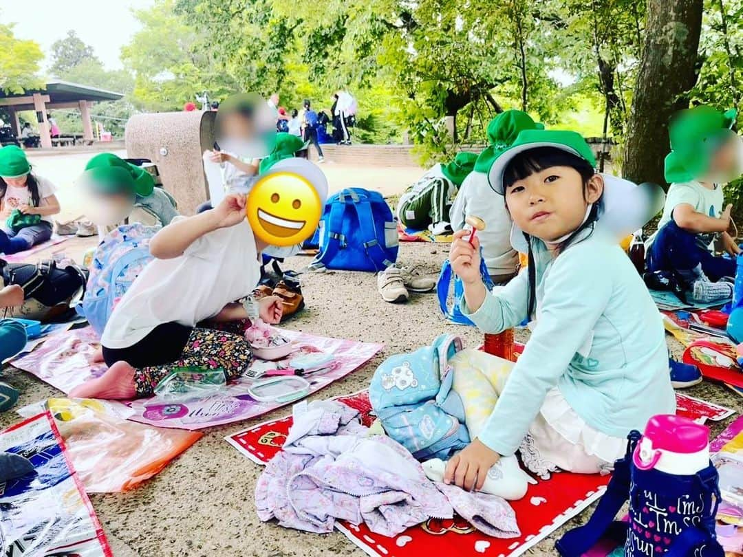 浅川稚広のインスタグラム：「今日は幼稚園の年長さんの高尾山遠足の日。そして、私はその引率でした♪   天気予報をここ数日は毎日チェックしていて、なんとかお天気にならないかな〜と思っていましたが、なんと❣️午前中は曇り☁️で過ごせたので、 昨日とは打って変わって涼しい気候の中、高尾山を散策しつつ頂上を目指すことが出来ました😉🌟  春の高尾山遠足では、行き帰り共にケーブルカー🚠を使って、急勾配の階段の多い道を声を掛けつつ、頑張って登りました。早くも『お腹空いた〜』『疲れた〜』なんて声があがる中、 「👺天狗が出るかもよ〜」なんて先生の声掛けに、『天狗さーん❣️』と呼ぶ子供達の元気な声がこだまして、道行く人達の笑顔を誘いました。途中一度オヤツ休憩を挟んで、山頂を目指してもう一息❣️  やっとの思いで登った山頂でのお昼ご飯は、皆お腹空いていたからか、パクパクモリモリ♪ 皆の可愛いお弁当が色々と見れてラッキー✌️でした🍙😍❤️  食べている最中、ポツポツと雨が降り出して、急いでトイレ休憩を取り、カッパを着て、今度は下山です。  あっという間に水たまりが出来るほど、結構激しい☔️。それでも、怪我する子も居なくて、何とかバスまで辿り着く事ができました🌟  幼稚園の子供たちが普段どんなふうに過ごしているのかを垣間見れて、とても良い一日でした⛰️♪  #年長さん遠足 #高尾山登山」