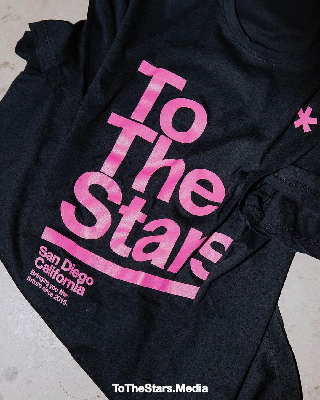 トム・デロングさんのインスタグラム写真 - (トム・デロングInstagram)「Get ready for action.  To The Stars* Package Tee in Black/Fuchsia is online now for pre-order at ToTheStars.Media.  📷: @annaleemedia   #tothestars #tomdelonge #blink182 #tshirt #apparel #punkrock #space」5月20日 1時33分 - tomdelonge