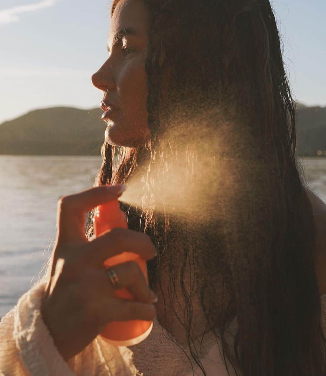 Amber Fillerup Clarkのインスタグラム：「Our wave spray for summer 🌺 it’s the best! I wanted to make it light and buildable so it isn’t sticky and you can still brush through your hair at the end of the dae 🥰 pics by my love: @twothirdshoney」
