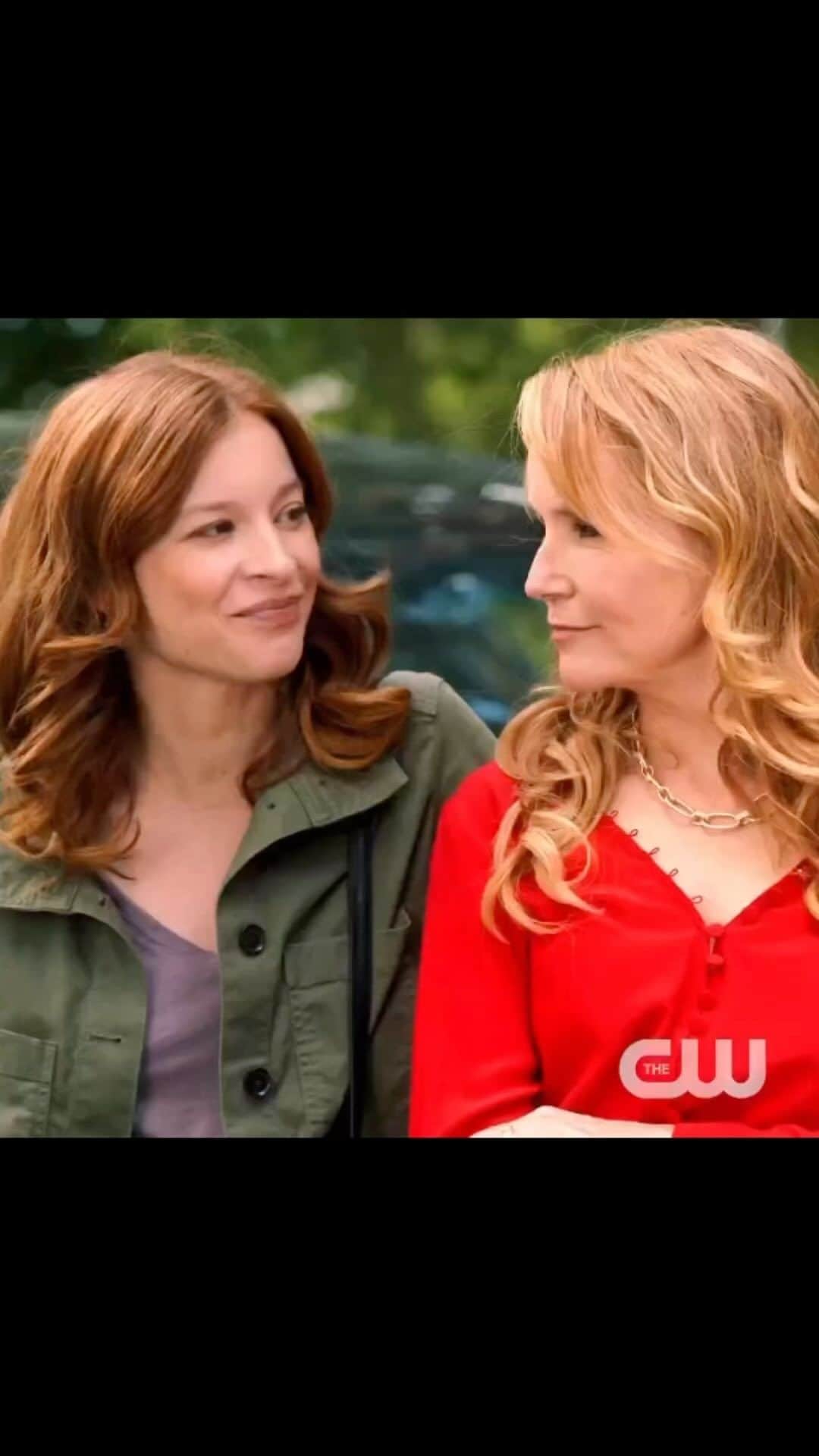リー・トンプソンのインスタグラム：「I love this character and everybody love a fun mystery. Acting with the awesome @staceyfarber and the whole cast was a wonderful experience. I know you will enjoy #thespencersisters on @thecw this fall. I loved acting again. #cheekybroad @ctv_pr @bellmediagrp #bigfun」