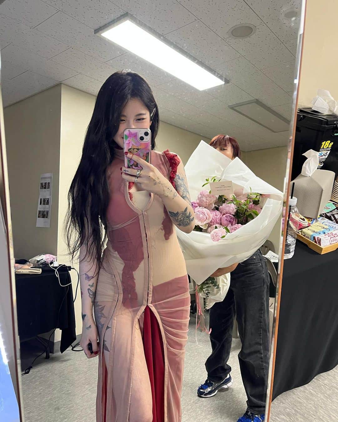 イェリンのインスタグラム：「첫날이 이렇게 흘러갔네요! 와주신 분들, 반짝반짝 자리를 빛내주셔서 감사합니다. 에너지를 드려야하는데 받고만 가는 것 같아 송구스럼넹용... 헤헤 고맙고 사랑해요. 내일 봐요! ❤️」