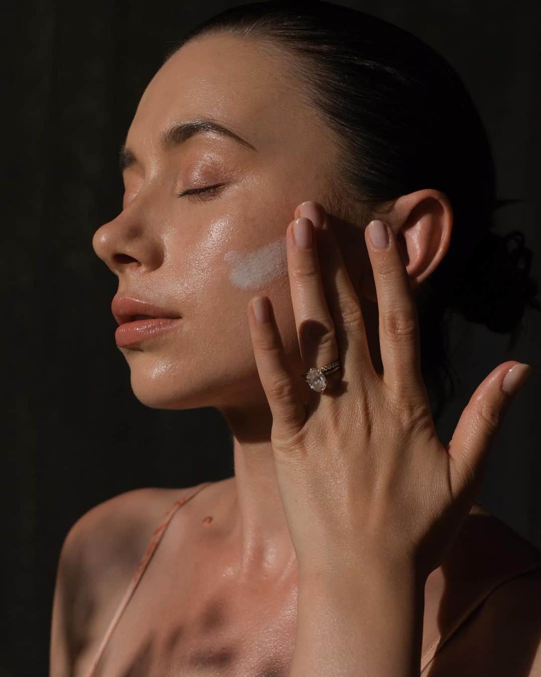 オレーシャ・ルーリンのインスタグラム：「Dont mind me I’ll just be over here slathering on SPF all summer @josiemaran」