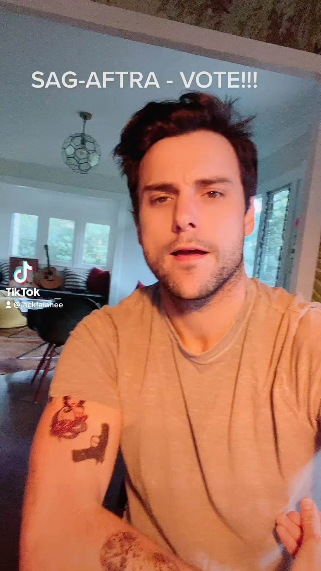 ジャック・ファライーのインスタグラム：「Vote vote vote」