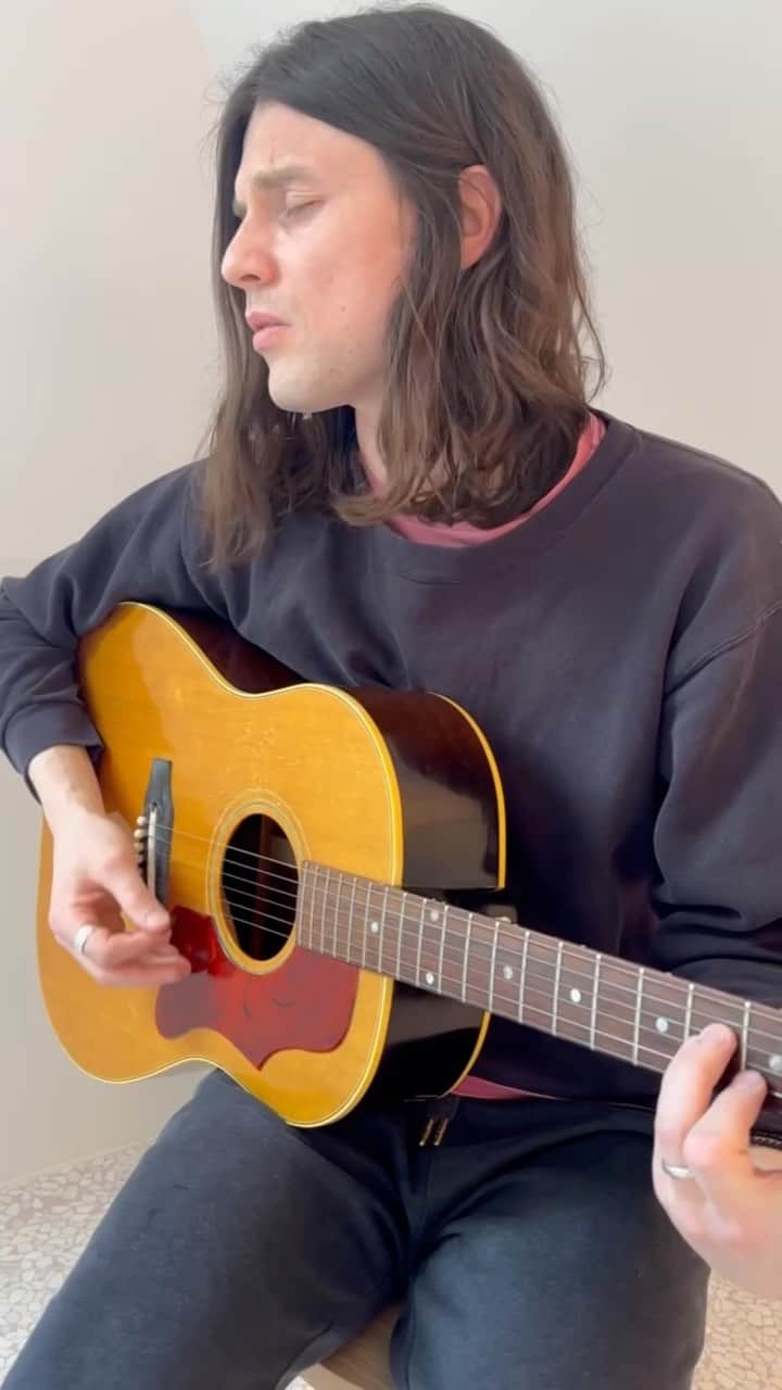 のインスタグラム：「Electric light turned 5 so I thought I’d play a few tracks that you guys said were your favourites from the album… here’s Fade Out ♥️」