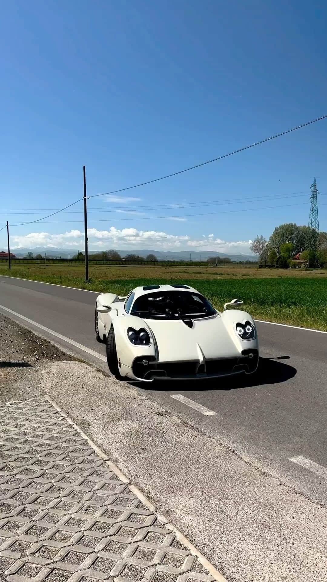 CarsWithoutLimitsのインスタグラム：「Here’s the #Pagani #Utopia out and about 😍 🎥 Credit to the videographer  #carswithoutlimits #carporn」