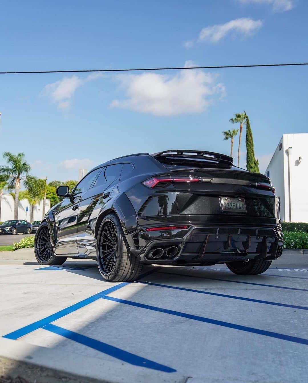 CARLiFESTYLEのインスタグラム：「@1016industries Widebody Urus with tons of Carbon Fiber 😍 #carlifestyle @boden_autohaus #urus」
