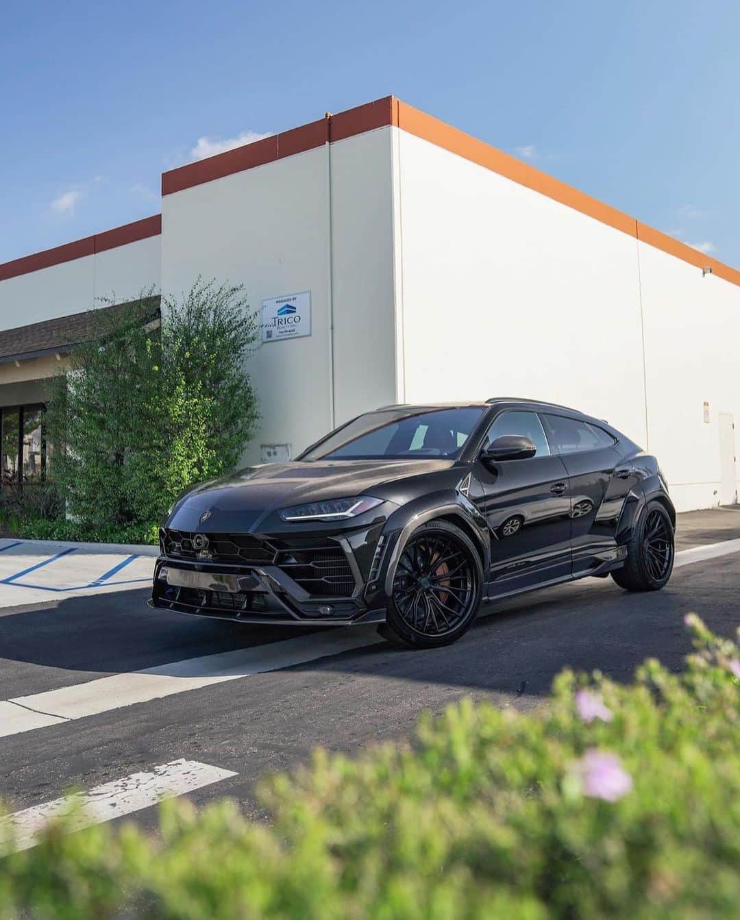 CARLiFESTYLEさんのインスタグラム写真 - (CARLiFESTYLEInstagram)「@1016industries Widebody Urus with tons of Carbon Fiber 😍 #carlifestyle @boden_autohaus #urus」5月20日 2時17分 - carlifestyle