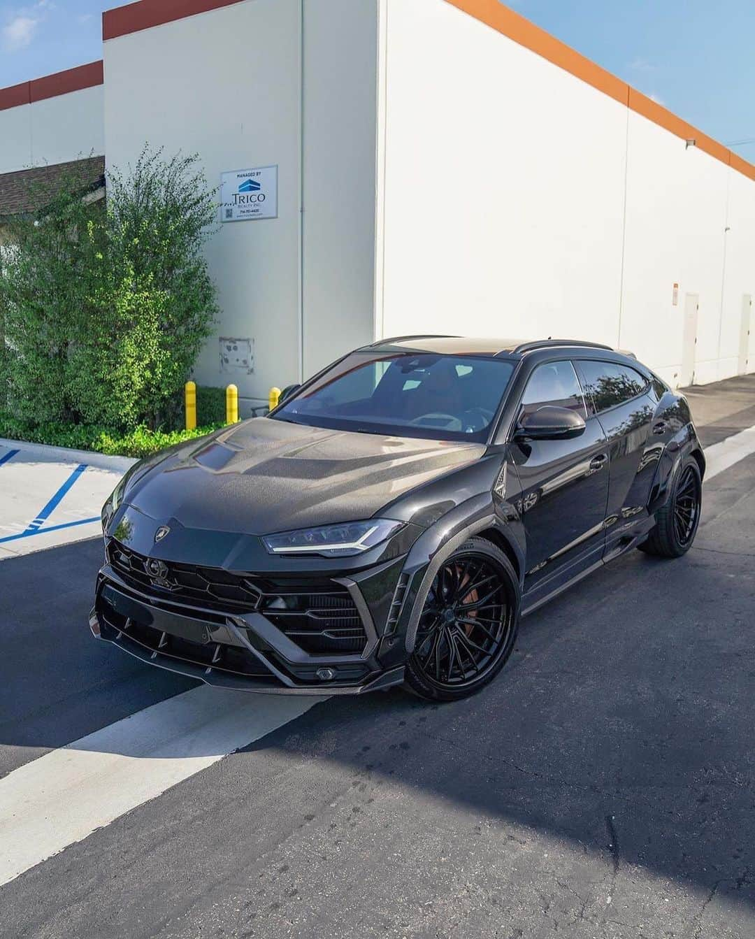 CARLiFESTYLEさんのインスタグラム写真 - (CARLiFESTYLEInstagram)「@1016industries Widebody Urus with tons of Carbon Fiber 😍 #carlifestyle @boden_autohaus #urus」5月20日 2時17分 - carlifestyle