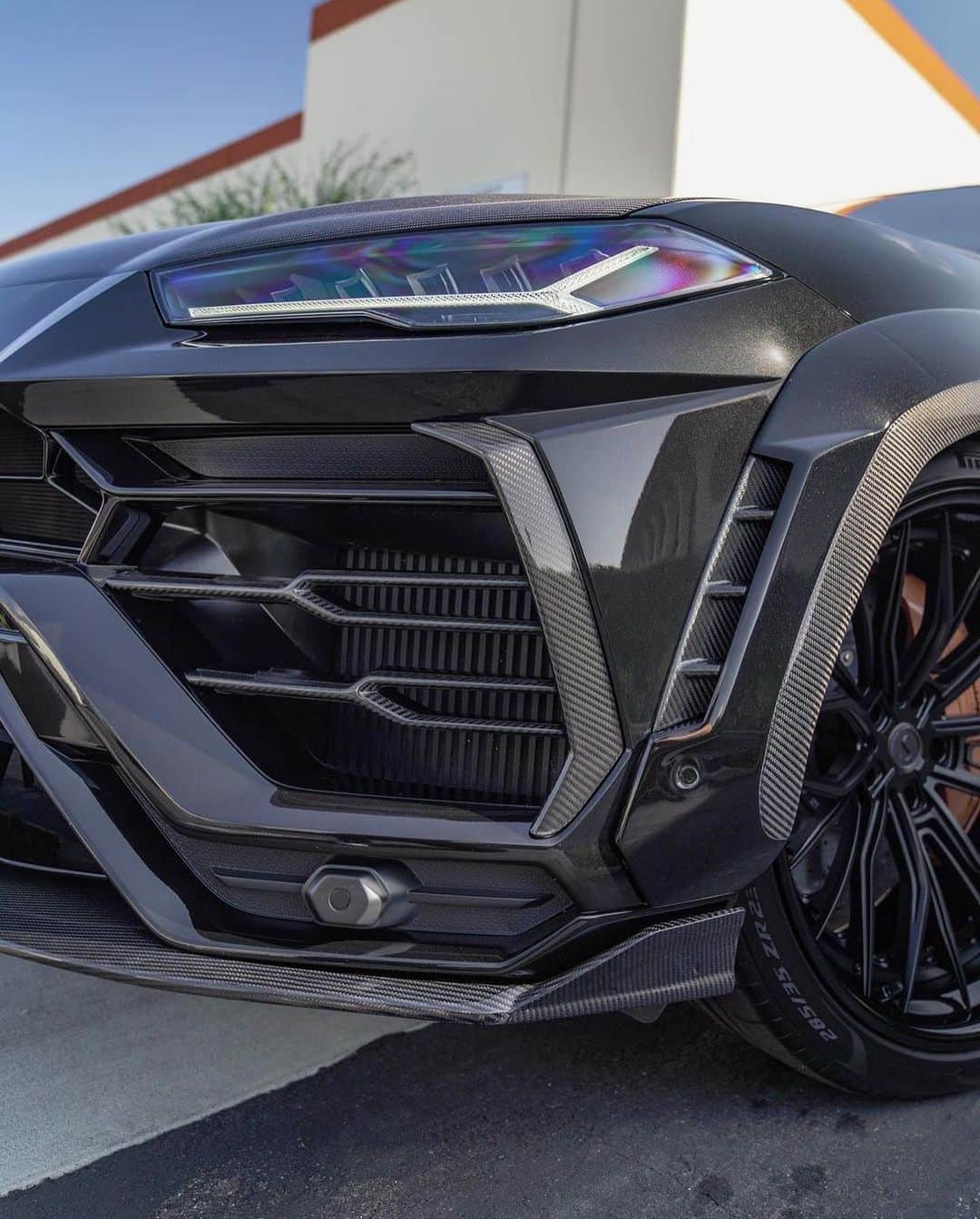 CARLiFESTYLEさんのインスタグラム写真 - (CARLiFESTYLEInstagram)「@1016industries Widebody Urus with tons of Carbon Fiber 😍 #carlifestyle @boden_autohaus #urus」5月20日 2時17分 - carlifestyle