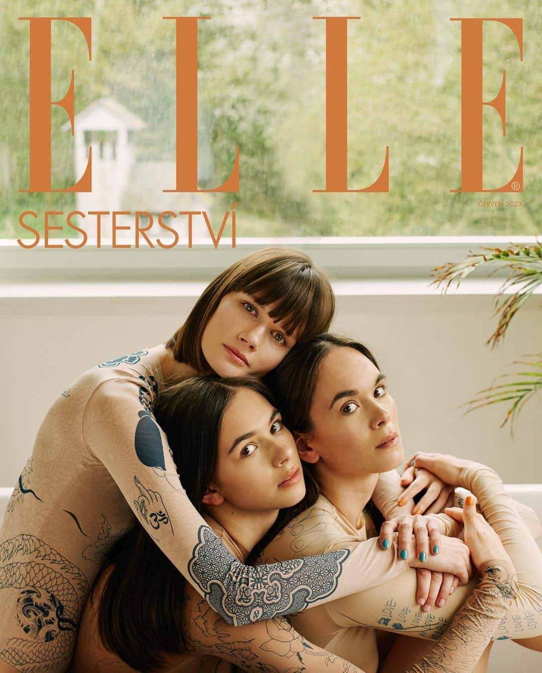 ELLE Czechさんのインスタグラム写真 - (ELLE CzechInstagram)「Sesterská láska & červnový #DigitalCover ~   „Moje sestry jsou nenahraditelné. Jsou mými nejlepšími kamarádkami. Snažím se být vždycky tam, kde mě potřebují,” říká supermodelka @daniela_kocianova. Všechny tři jsme proto přizvali do naší fashion story, která vypráví o sesterské lásce, dívčím přátelství & nekonečné radosti z hravosti.   Všechny sestry Kocianovy mají na sobě @ttswtrs (@symbols_prague).   —— Foto: @hanaknizova Šéfredaktorka: @theakucerova  Fashion director: @milenazhu  Vlasy & Make-up: @renatazelinka (L’Oréal Paris) & @babymoet_  Asistent fotografa: David Surowiecki  Asistentka stylistky: @kristinazeliznak  Produkce: Marek Jaros Production  #ELLECzech #ELLE #NewIssue #JuneIssue #ComingSoon #Fashion #Sisterhood #Sisters #Friends #Friendships #Editorial  #PowerCouples #TikTok #Beauty #News #Trends」5月20日 2時20分 - elleczech