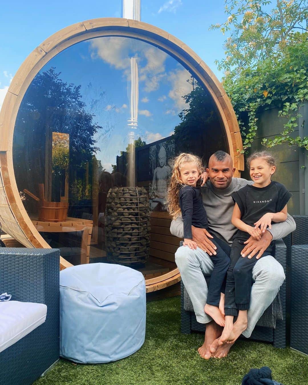 のインスタグラム：「I had a awesome 43st birthday with family and friends and got a the best birthday gift ever. Thank u @welvaere for this amazing sauna! 🔥❤️  Thank you all for the bday wishes 🙏🏽」