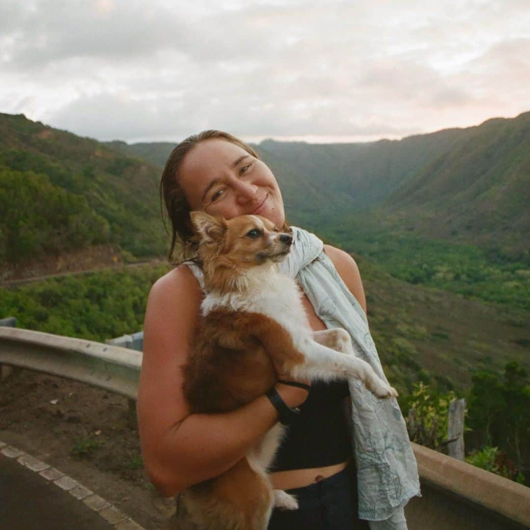 カリッサ・ムーアさんのインスタグラム写真 - (カリッサ・ムーアInstagram)「Happy Aloha Friday! I am a strong believer that a little more Aloha = love, kindness, respect, consideration, humility and patience with yourself and others can go a long way.  Navigating life, the hardship, struggle, pressures, expectation and anxiety isn’t easy and often overwhelming. It’s important to realize, we are ALL going through something and the best way through is together. When I’m in a negative place, finding connection helps me feel supported. May is mental health month, a time for us to have open and honest conversations around this topic so that we can better understand, empathize, share valuable tools and resources to help each other stay on a positive, loving path.   “Small things done with great love can change the world” - Mother Teresa   Sometimes all we need is a simple reminder that we are not alone, that we are seen and valued to bring us out of fear and back to a place of love, giving us the strength to keep going. You never know what someone is going through. I encourage you this month to take the time to ask someone how they are doing, stay a minute to listen, say thank you or share a compliment. No act of kindness is ever too small and can make the biggest difference.   Being of service to others, is one of the tools I lean on the most when I’m having a hard time. Doing something bigger than myself is the quickest reset to get me out of my head and reconnected with my heart.   I’m curious of some of the ways you find peace and take care of your mental health. Please share in the comments. Sending love, light and Aloha your way 💕 Riss #givemoorealoha @moorealoha」5月20日 2時33分 - rissmoore10