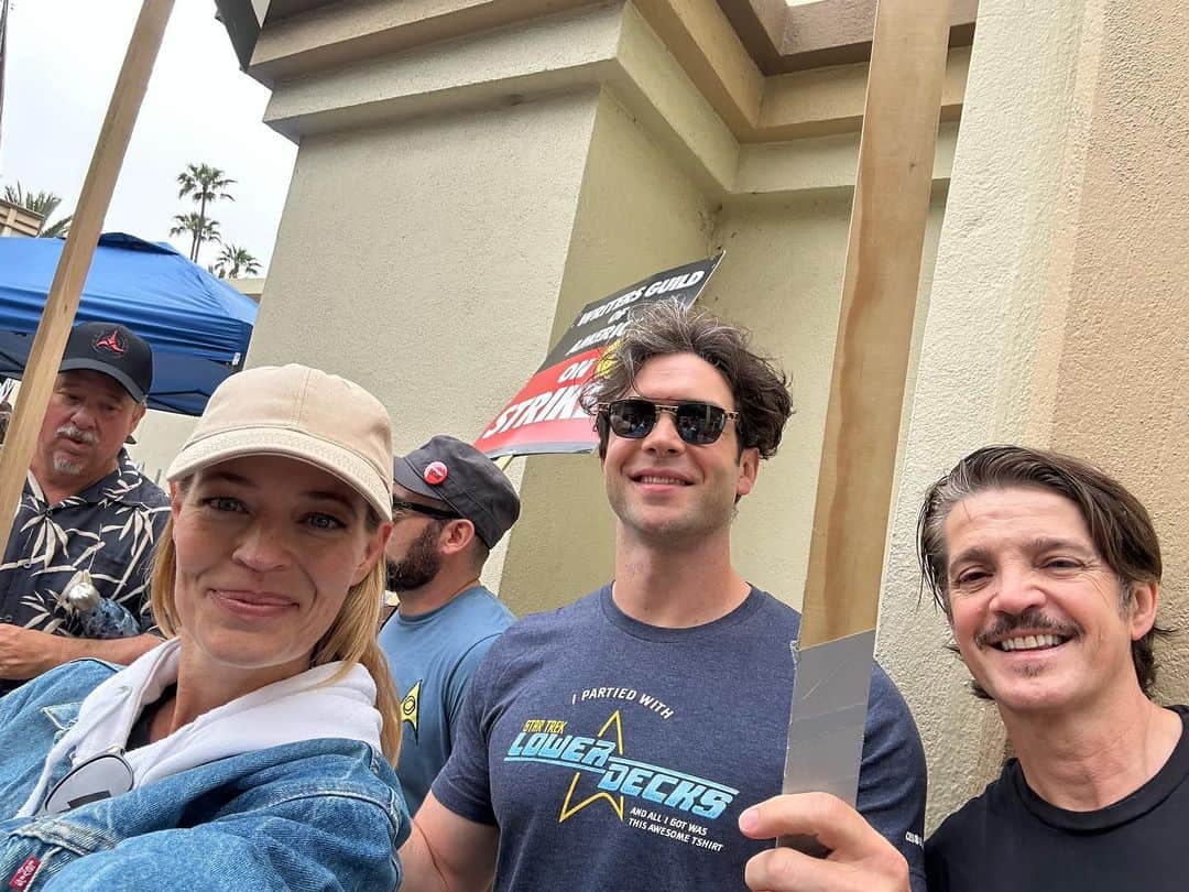 ジェリー・ライアンのインスタグラム：「Star Trek Day picketing at Paramount in solidarity with the @wgawest. HUGE turnout and great energy! @jonathandelarco @ethangpeck @michaelokuda #sagaftra #wgastrong #1u」