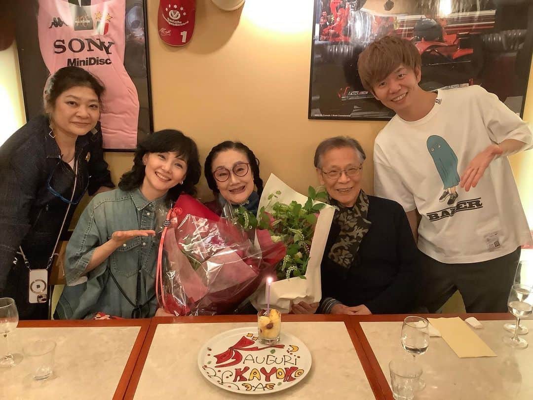 のインスタグラム：「先日 #白石加代子 さんの、#日本芸術院 の新会員に選出されたお祝いの会にお呼ばれしました😊😊😊 大好きな加代ちゃん❤️ 今まで #グリークス #パンドラの鐘 で共演させていただきました😊 でも次はガッツリ組んだ作品で一緒にやろうという話で盛り上がり、実現するのが本当に楽しみです🌈 加代ちゃんは私にとって演劇の女神‼️ 少しでも加代ちゃんに近づきたいと、いつも憧れています❤️❤️❤️ 加代ちゃんの素敵なパートナー深尾ちゃんと、邦生さんと、KAATの美佐ちゃん😊 加代ちゃん大好きメンバーで、笑いの絶えない会となりました😊😊😊 加代ちゃん❤️Love❤️❤️❤️ @shiraishi_kayoko  @kuniooooooooo   #演劇 #舞台 #大好きな先輩 #可愛い先輩 #南果歩 #kahominami  #japaneseactor  シャツ @sacaiofficial」