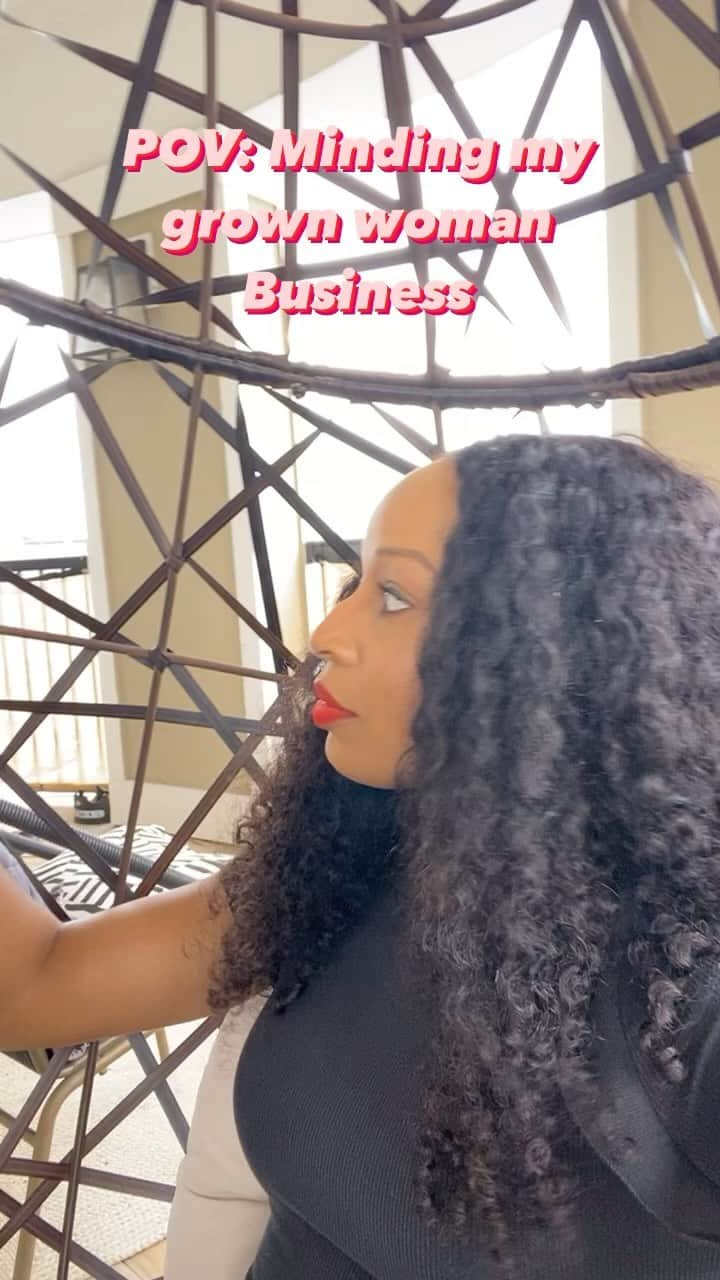 ナターシャ・ヘイスティングスのインスタグラム：「TGIF and minding my business! Cheers to the weekend ahead! 🖤✊🏾 #FeelGoodFriday  ***** #NatashaHastings #400MDiva #BoyMom #MentalHealth  #BlackGirlMagic #BlackOwnedBusiness #AuthenticityMatters #EmbraceYourself #EmpoweredCommunity #TGIF」