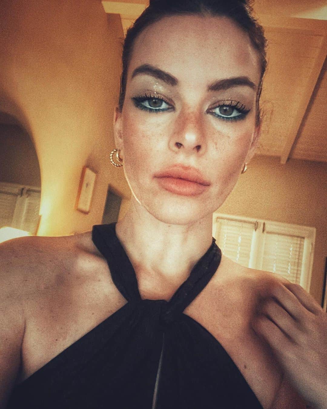 ケリー・オックスフォードのインスタグラム：「I’ve been crying for 24 hours Read why, it’s what mothers call “a doozy”  Link in BIO」