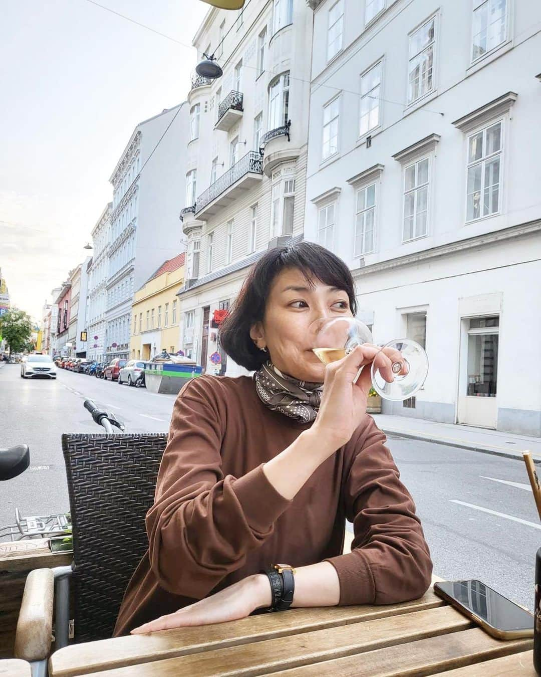 板谷由夏 さんのインスタグラム写真 - (板谷由夏 Instagram)「ウィーンはやっと晴れたのです。 20時前だけど明るいの。 いいよね、夏近い。 こちらには仕事で来てるのです。 飲んでるばっかじゃないよ、言っとく。 働いたあとの白ワインはご褒美。 あざます。 Danke！」5月20日 3時01分 - yukaitaya