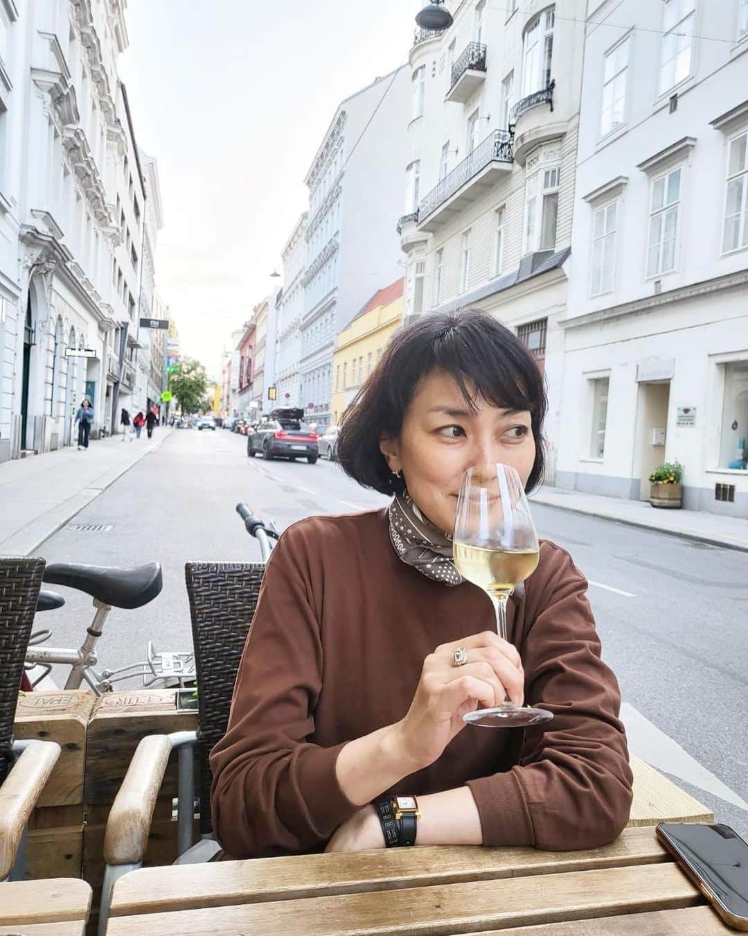 のインスタグラム：「ウィーンはやっと晴れたのです。 20時前だけど明るいの。 いいよね、夏近い。 こちらには仕事で来てるのです。 飲んでるばっかじゃないよ、言っとく。 働いたあとの白ワインはご褒美。 あざます。 Danke！」