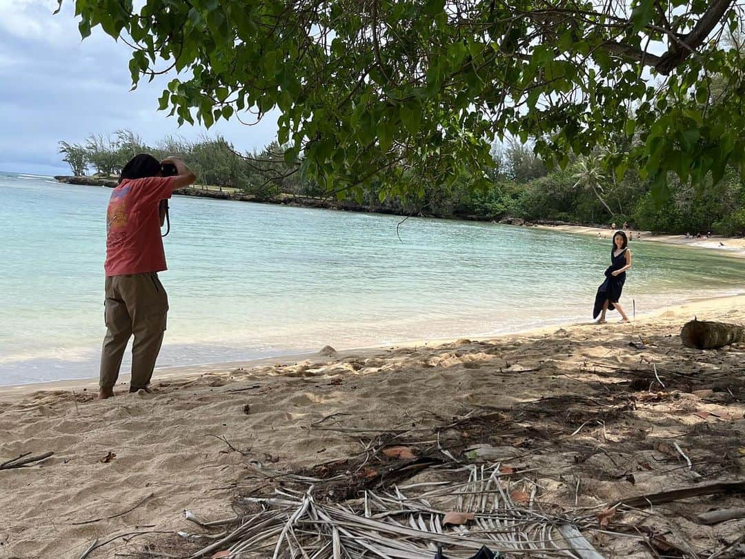 のインスタグラム：「Hawaii🌺撮影OFFショット カメラマンの内田さん🩷3年ぶりに再会😊ありがとうございます😊素敵な写真がたくさん撮影できました😊 お楽しみに💕 @ami_nakagawa_  @ami_nakagawa_amyuran  @proportraithawaii  #中川愛海 #一日一回カンパイ  #撮影offshot #hawaii #hawaiistagram #ハワイポートレート撮影 #ポートレート撮影 #ハワイポートレート #ハワイ旅行」