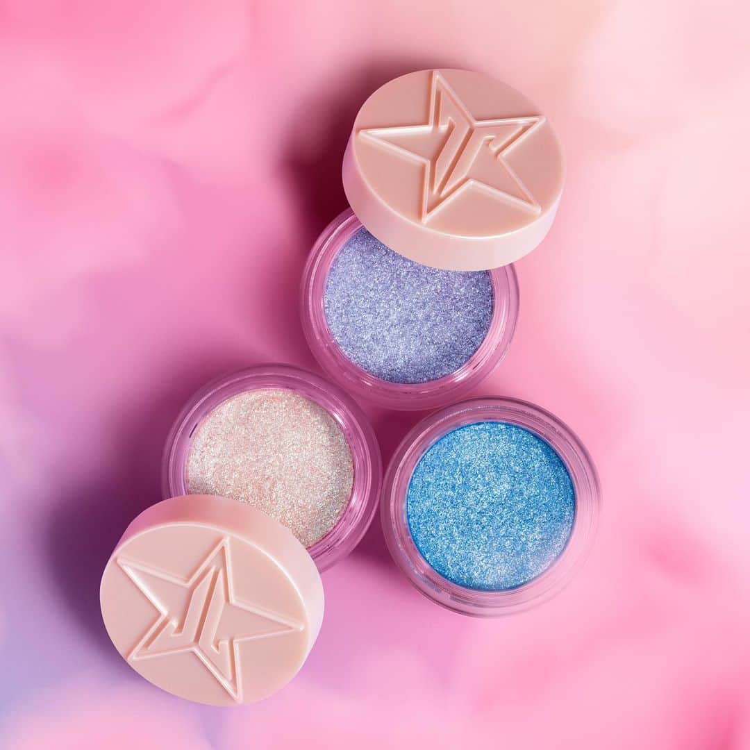 Jeffree Star Cosmeticsさんのインスタグラム写真 - (Jeffree Star CosmeticsInstagram)「SPARKLE & SHINE with our stunning #EyeGloss Powders! 🍭 These wet-powder shadows give a high intensity, glass effect with brilliant pearls 💜 #jeffreestarcosmetics」5月20日 3時04分 - jeffreestarcosmetics