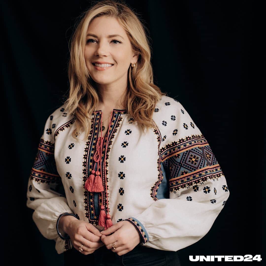 キャサリン・ウィニックのインスタグラム：「This Vyshyvanka Day is special because this year I'm wearing a shirt with a traditional design from Halychyna, the home of my grandparents💙💛  As part of the joint project between UNITED24 and @etnodim 26 vyshyvankas were made: one for each of platform's ambassador - and we’ll be raffling the other 13 and YOU could win one.  Just make a donation to participate and you’ll be helping children of the Buzova village get back to school by helping in its reconstruction.  #united24 #thepoweroffreedom   Цьогорічний День вишиванки особливий для мене, тому що я вдягла сорочку з традиційним орнаментом Галичини, звідки родом мої дідо та бабця. Цю красу зробили для мене UNITED24 та ETNODIM.  У межах спільного проєкту UNITED24 та ETNODIM були виготовлені 26 вишиванок: по одній для кожного з 13 амбасадорів платформи. А інші 13 будуть розіграні. І одну з них можете виграти ви.  Щоб узяти участь, просто зробіть пожертву. Таким чином ви допоможете відбудувати школу в селі Бузова, аби туди могли повернутися діти.」