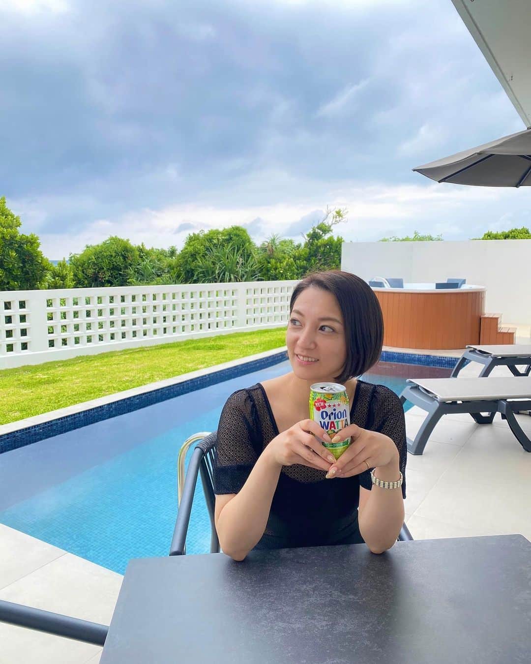 KONANのインスタグラム：「オリオンビールのシークァーサーサワーと共に❣️ . . この日はヴィラでBBQ🍖💓 . . 夜中までずっと外で喋っておりましたっ😆 . . @crystalvilla_bayside  プール付き、ジャグジー付きで素敵なヴィラでした❣️ . . #沖縄 #宮古島 #okinawa #miyakojima #旅行 #女子旅 #女子旅行 #ヴィラ #crystalvilla #villa #プール付き #ジャグジー付き #シークァーサー #シークァーサーサワー #オリオンビール #bbq #バーベキュー #クリスタルヴィラベイサイド」