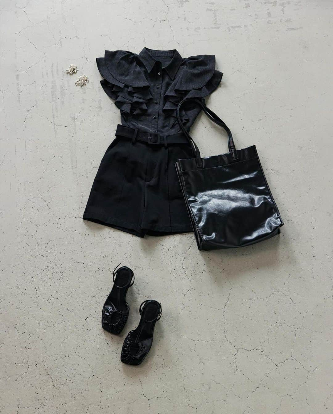 スライさんのインスタグラム写真 - (スライInstagram)「NEW TOPS _____________________________ㅤ ☑︎SHEER FRILL BLOUSE (030GSL30-4420) BLK,L/BLU,GRY ㅤㅤㅤㅤㅤㅤㅤㅤㅤㅤㅤㅤㅤ ■POINT：程よく透けているシアー素材を使用したフリルがたっぷりのブラウス。軽いシアーを使っているので、きれいなフリルを演出してくれます。 ■DETAIL：身頃の切り替えでウエストはややシェープされる形になっています。 ■STYLING：マーメイドスカートのような綺麗めなスカートはもちろん、カジュアルなデニムパンツとのスタイリングもおすすめです。 ■FABRIC/MATERIAL：生地に少量の麻が混ざっているので、天然素材の粒が風合いとして残っています。  _____________________________ㅤ #SLY #SLY_fav」5月20日 14時07分 - sly_official